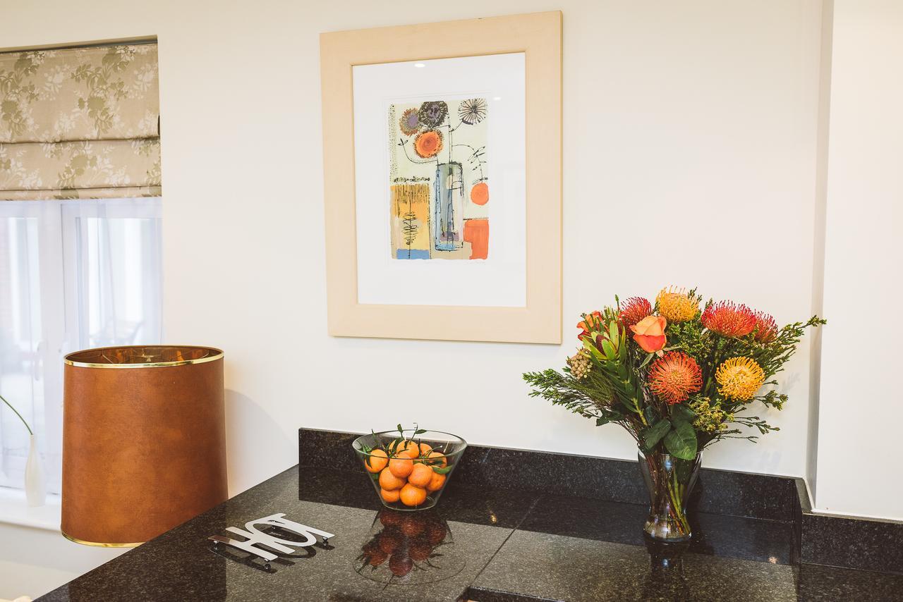Charming Two Bedroom Apartment With Free Private Parking レザーヘッド エクステリア 写真