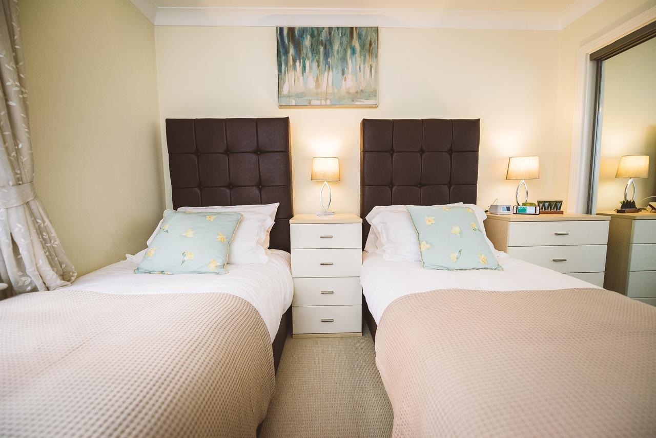 Charming Two Bedroom Apartment With Free Private Parking レザーヘッド エクステリア 写真