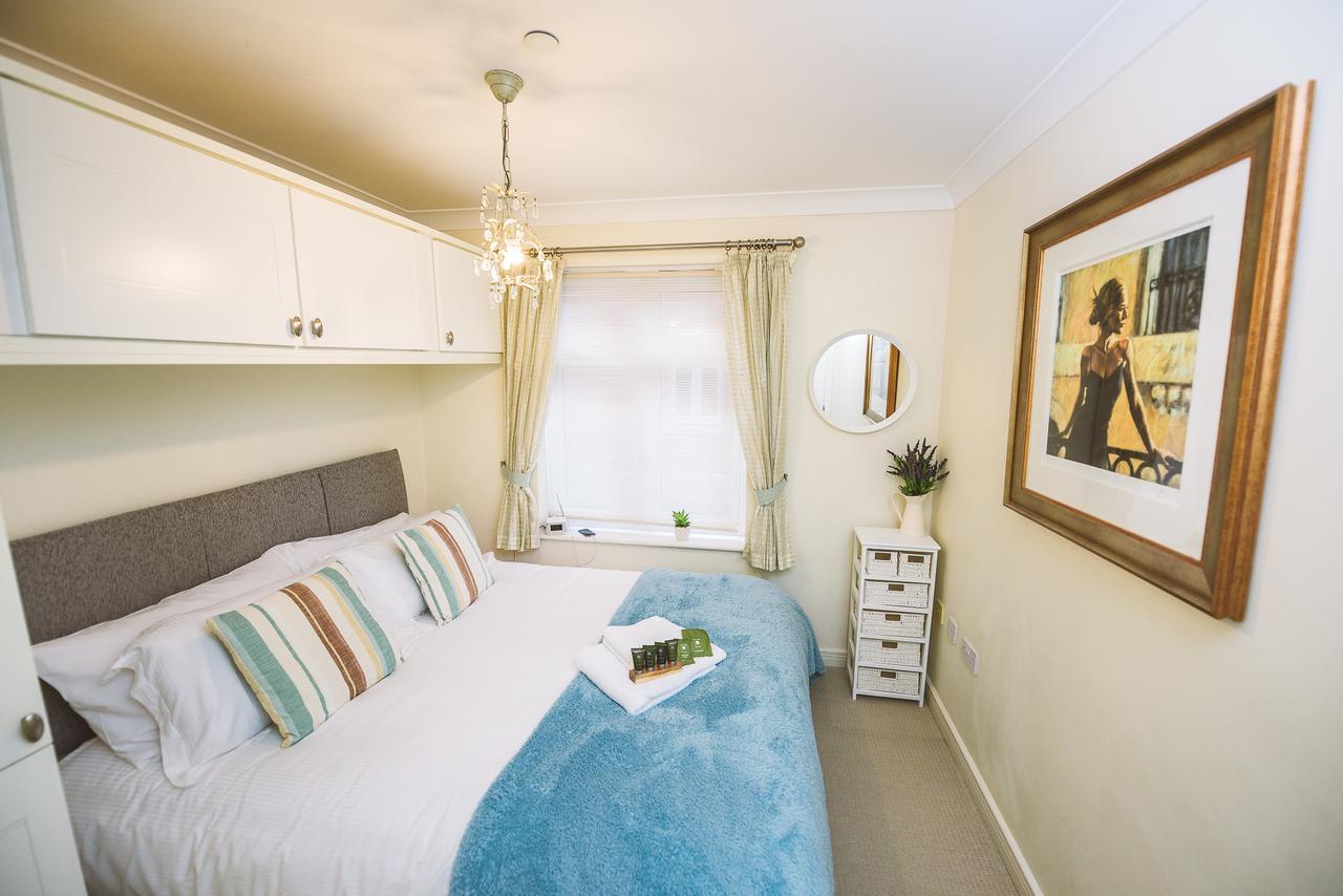Charming Two Bedroom Apartment With Free Private Parking レザーヘッド エクステリア 写真