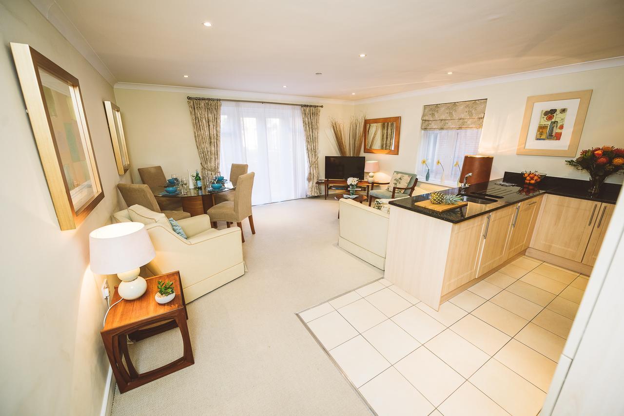 Charming Two Bedroom Apartment With Free Private Parking レザーヘッド エクステリア 写真