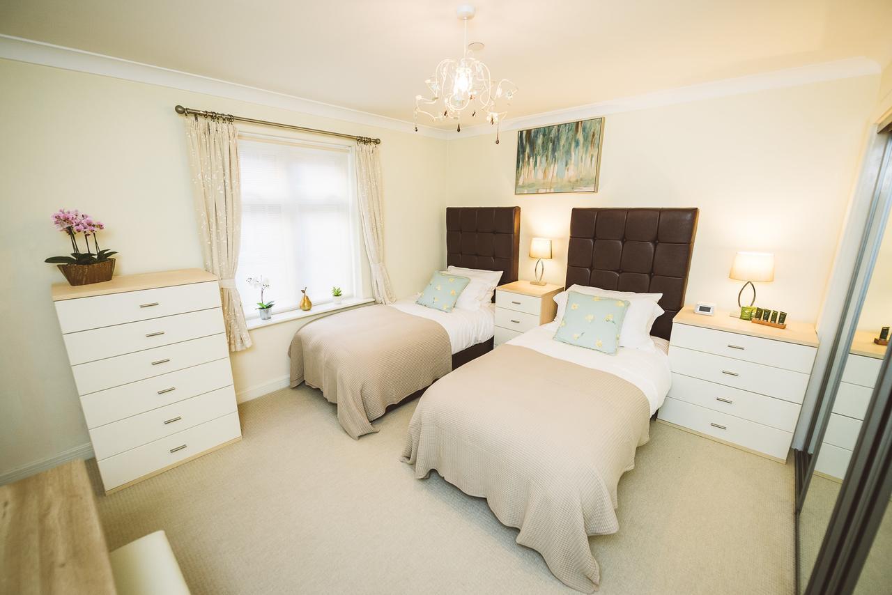 Charming Two Bedroom Apartment With Free Private Parking レザーヘッド エクステリア 写真