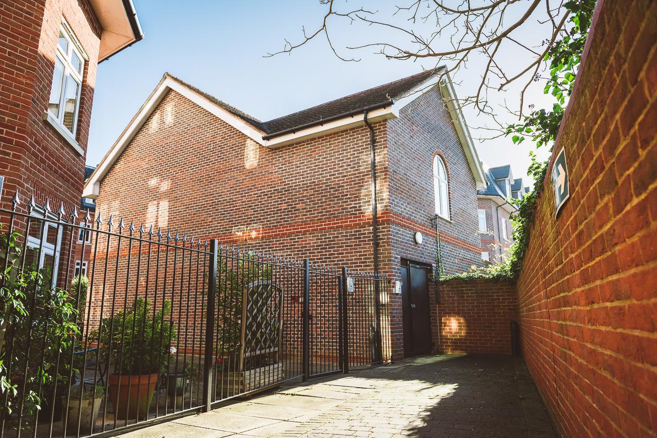 Charming Two Bedroom Apartment With Free Private Parking レザーヘッド エクステリア 写真