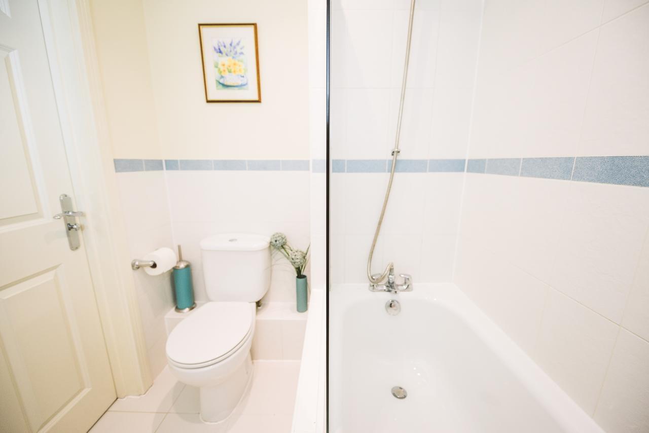 Charming Two Bedroom Apartment With Free Private Parking レザーヘッド エクステリア 写真