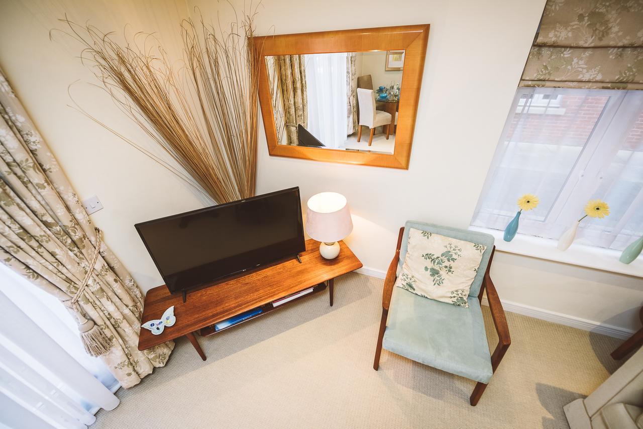 Charming Two Bedroom Apartment With Free Private Parking レザーヘッド エクステリア 写真