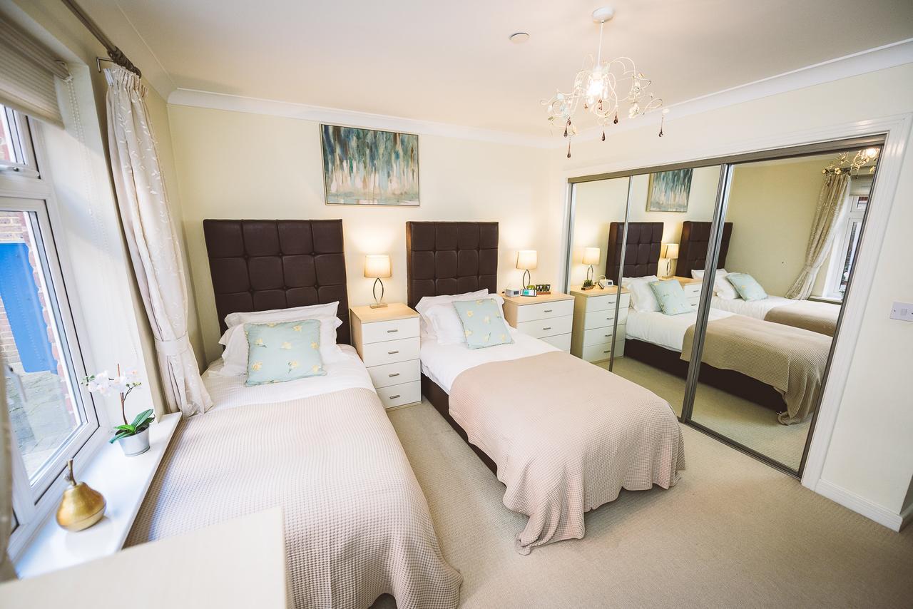 Charming Two Bedroom Apartment With Free Private Parking レザーヘッド エクステリア 写真