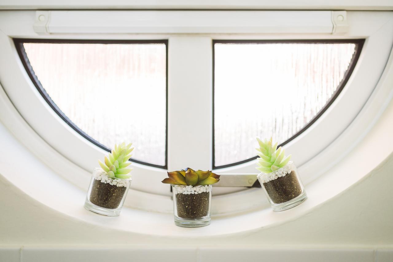 Charming Two Bedroom Apartment With Free Private Parking レザーヘッド エクステリア 写真
