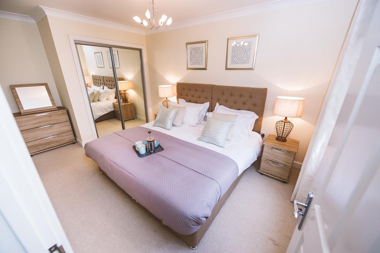 Charming Two Bedroom Apartment With Free Private Parking レザーヘッド エクステリア 写真