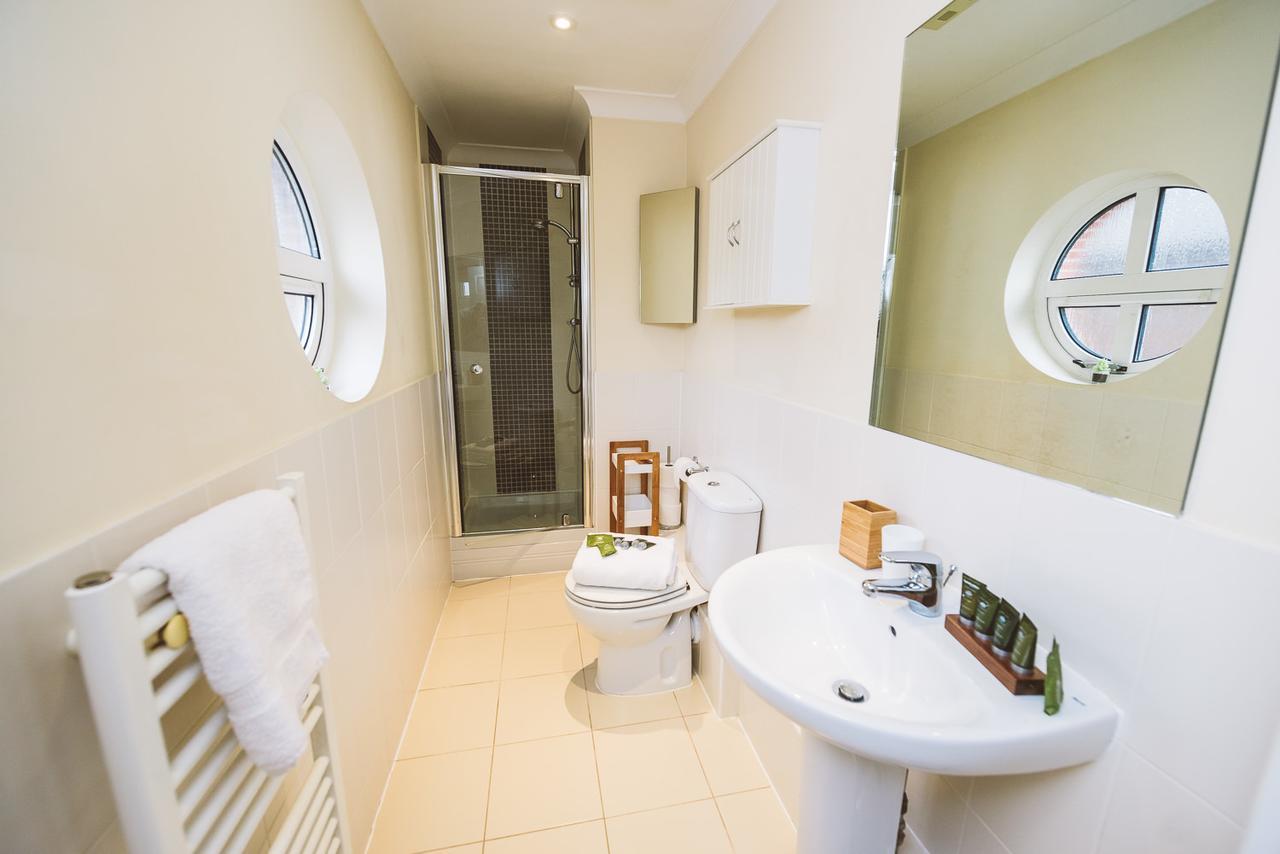 Charming Two Bedroom Apartment With Free Private Parking レザーヘッド エクステリア 写真