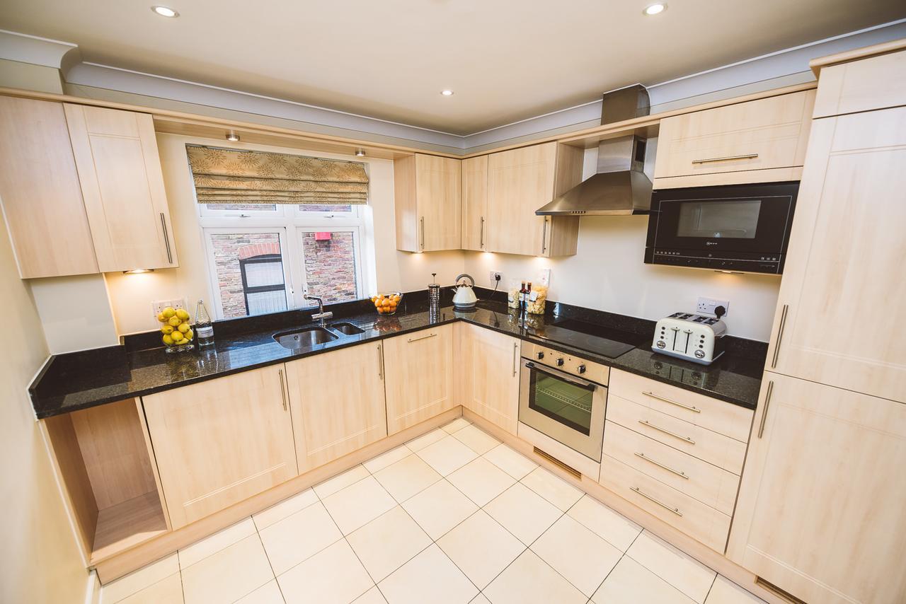 Charming Two Bedroom Apartment With Free Private Parking レザーヘッド エクステリア 写真