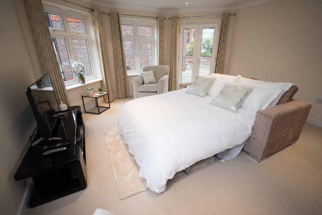 Charming Two Bedroom Apartment With Free Private Parking レザーヘッド エクステリア 写真