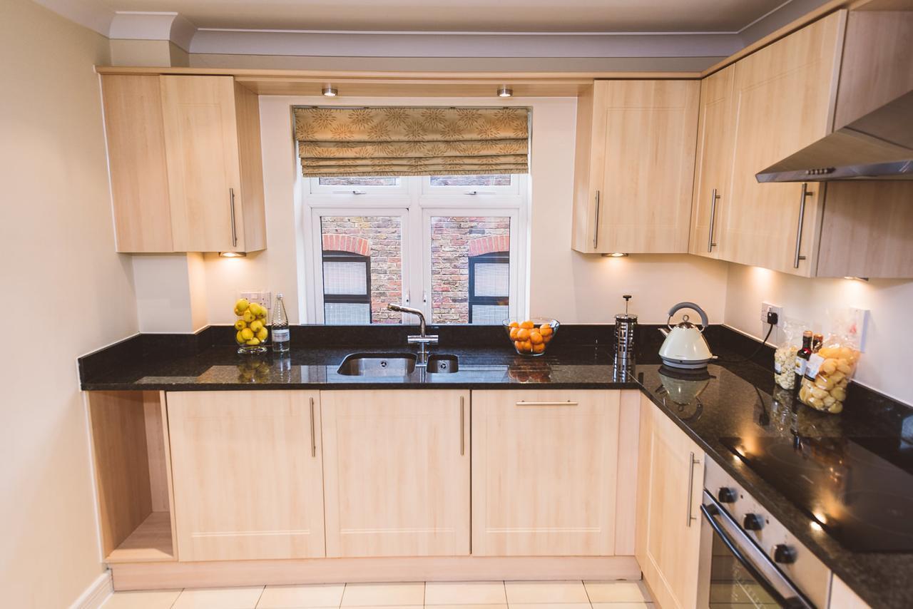 Charming Two Bedroom Apartment With Free Private Parking レザーヘッド エクステリア 写真