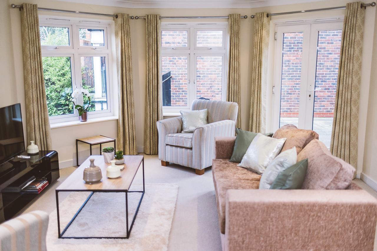 Charming Two Bedroom Apartment With Free Private Parking レザーヘッド エクステリア 写真