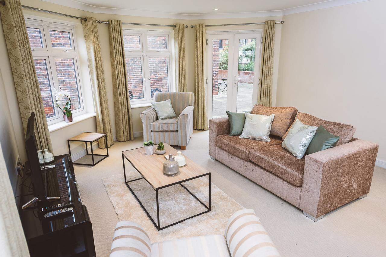 Charming Two Bedroom Apartment With Free Private Parking レザーヘッド エクステリア 写真