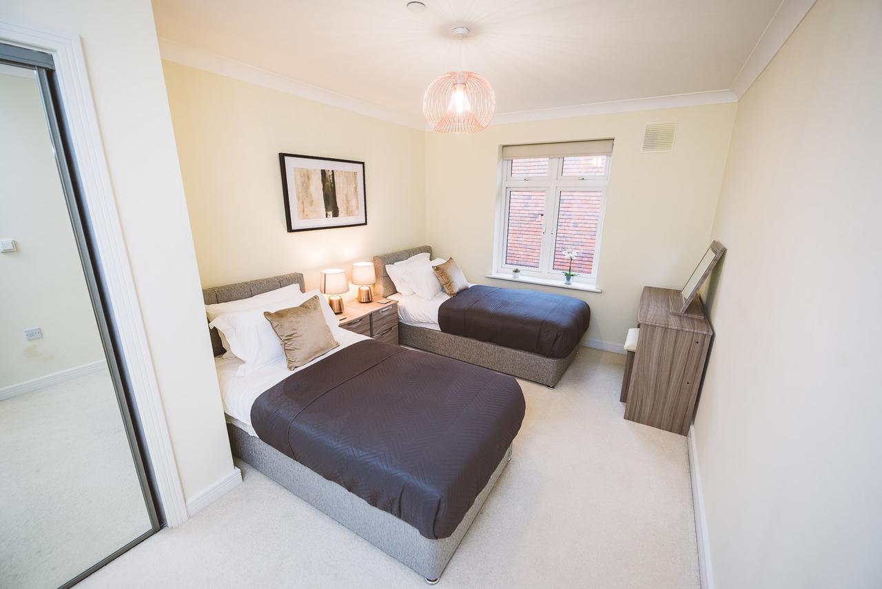 Charming Two Bedroom Apartment With Free Private Parking レザーヘッド エクステリア 写真