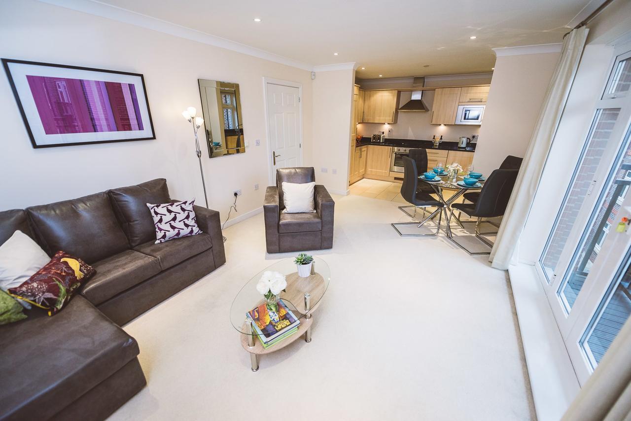 Charming Two Bedroom Apartment With Free Private Parking レザーヘッド エクステリア 写真