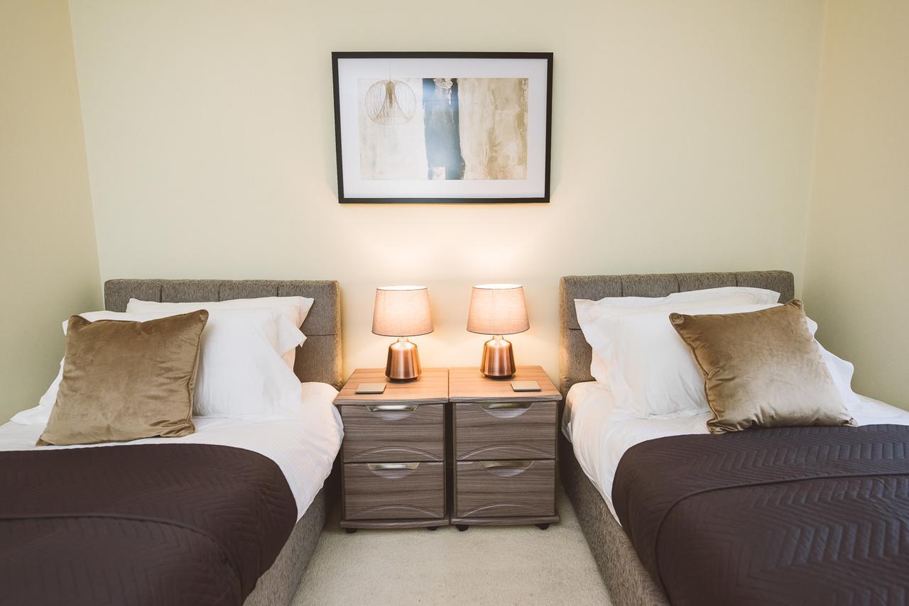 Charming Two Bedroom Apartment With Free Private Parking レザーヘッド エクステリア 写真