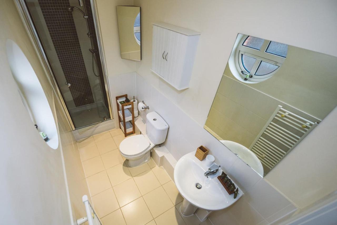 Charming Two Bedroom Apartment With Free Private Parking レザーヘッド エクステリア 写真