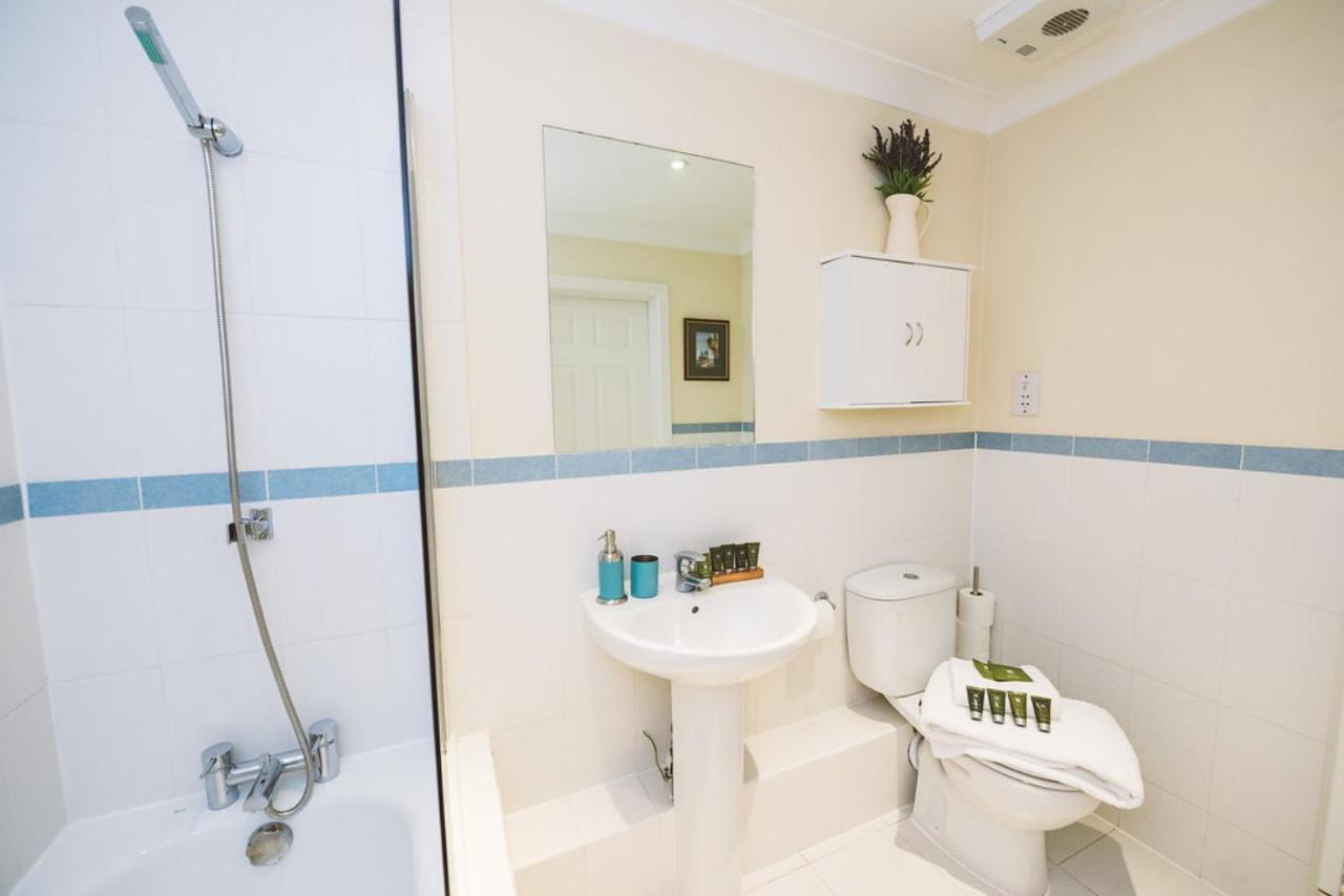 Charming Two Bedroom Apartment With Free Private Parking レザーヘッド エクステリア 写真